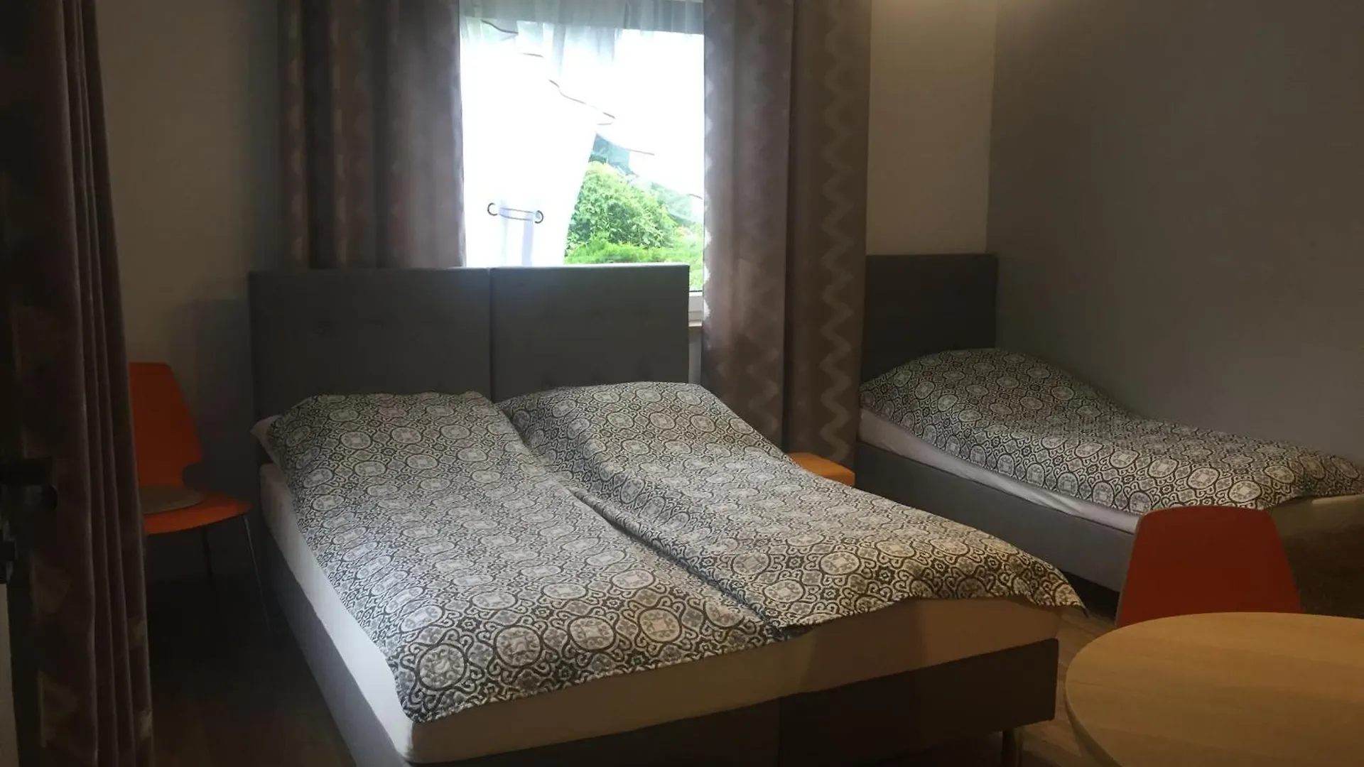 Fajna Kwatera Warszawa 0*,  Polska